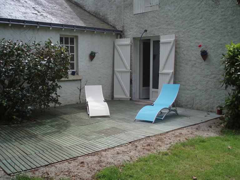 Terrasse avec vue sur piscine