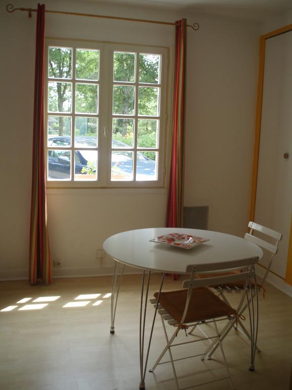 Salle petit dejeune avec penderies et rangements